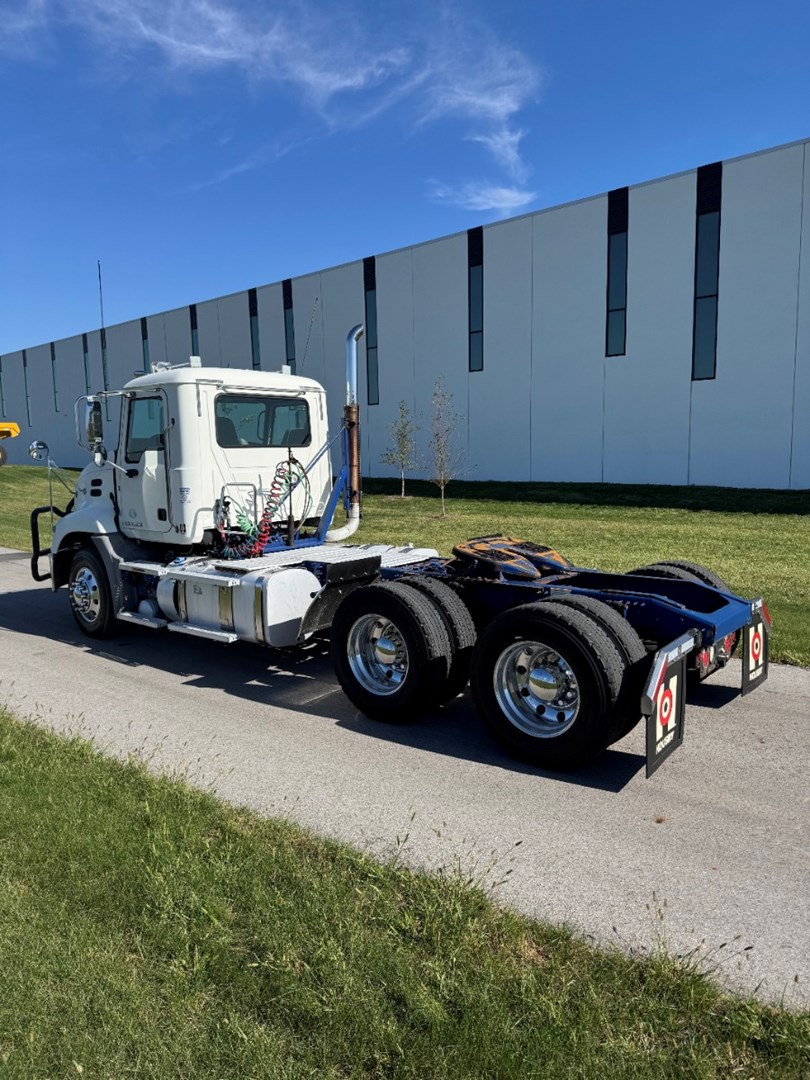 2017 MACK CXU613 - USED TRUCKS DAY CAB - image 4